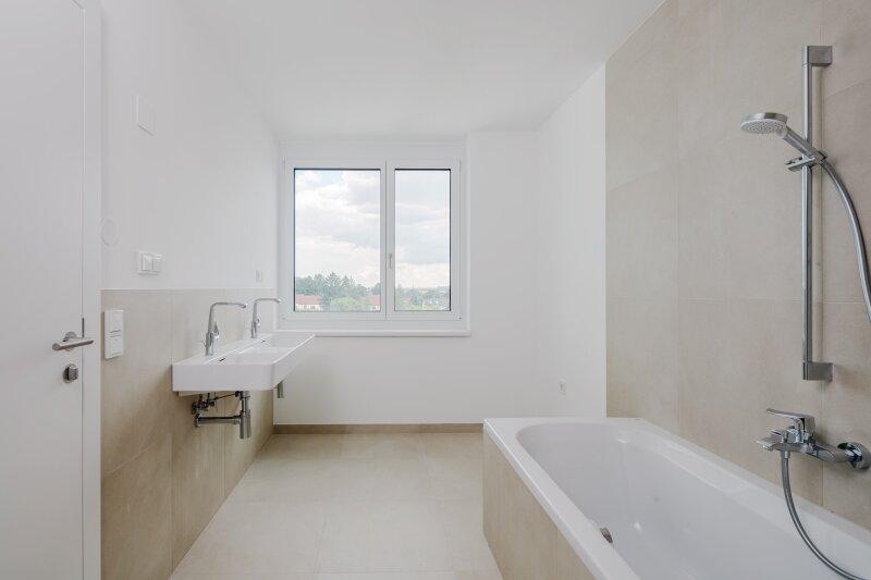 Badezimmer mit Badewanne und Walk-In Dusche