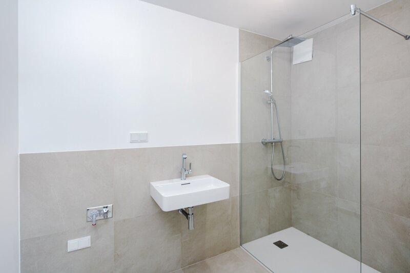 Badezimmer mit Dusche