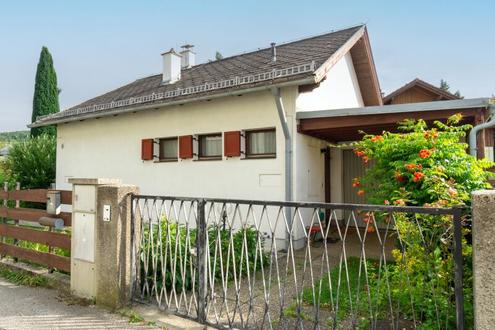 Liebenswertes Haus mit liebevoll gestaltetem Blumengarten, Garage und Keller