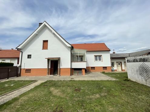 GEPFLEGTES EINFAMILIEN-HAUS MIT GARTEN UND GARAGE - RUHELAGE!