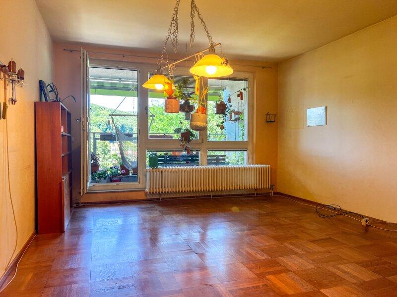 Wohnzimmer mit angeschlossener Loggia