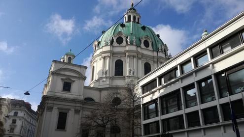 1-Zimmer-Wohnung mit Schlafnische und Gemeinschaftsdachterrasse direkt beim Karlsplatz!