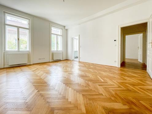 KOMPLETT HOFSEITIG: helle Stilaltbauwohnung mit separater Küche