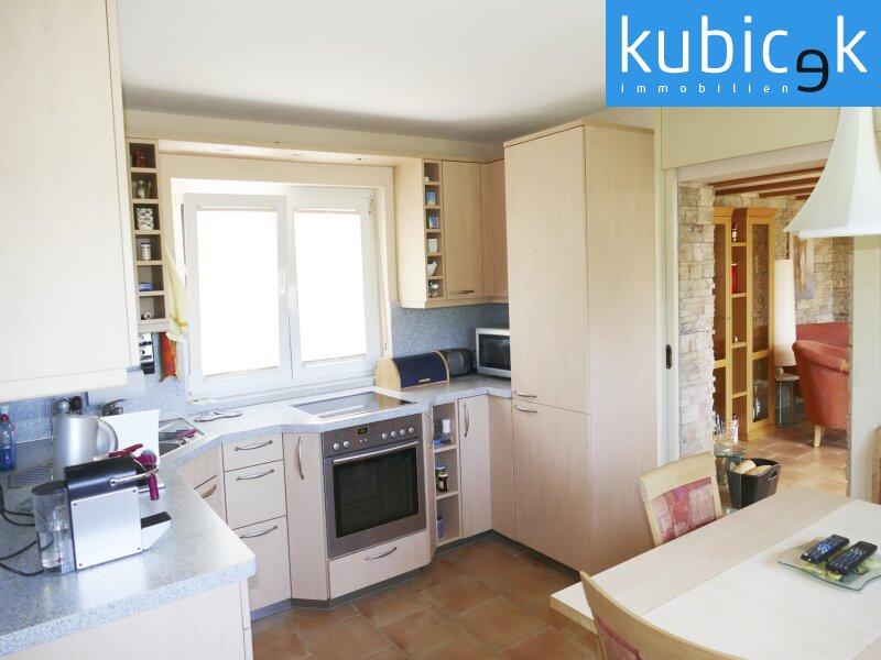 Wohnkche mit Blick ins Wohnzimmer