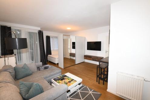 Tolle Lage! 1 Zimmer Wohnung mit Loggia & Autoabstellplatz- mbliert