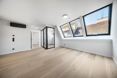 Sonniger Erstbezug mit S�dwest-Loggia in neu ausgebautem Dachgescho�!