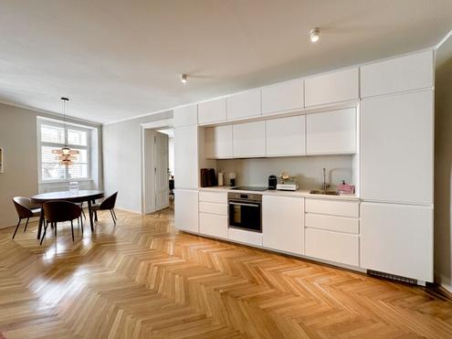 TRAUMHAFTE KLIMATISIERTE ALTBAUWOHNUNG MIT 2 BDERN UND BALKON - MBEL OPTIONAL