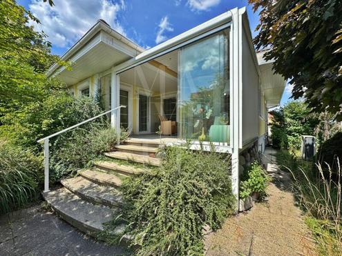 Einfamilienhaus mit Luftwrmepumpe, Pool und Garagen -  ZENTRALE GRN RUHELAGE