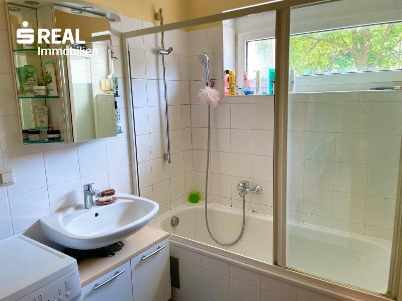 Bad mit Wanne & Fenster