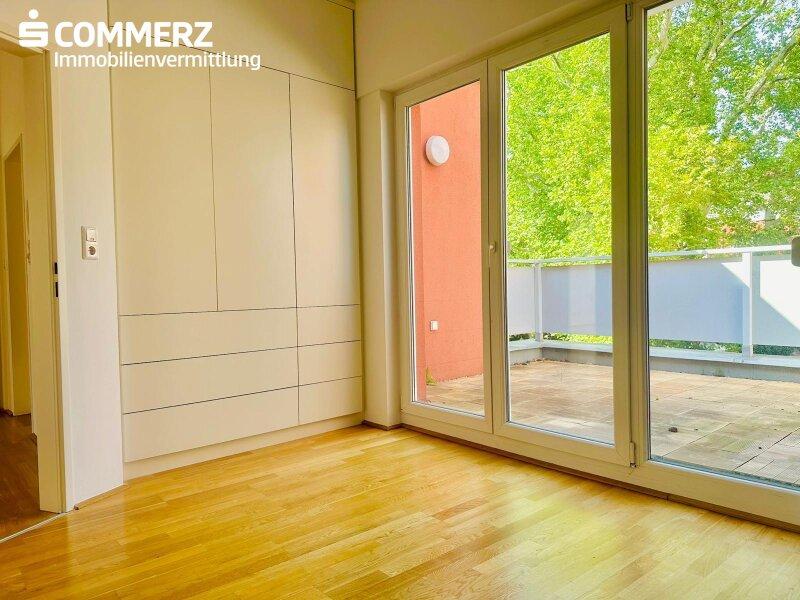 Groes Zimmer mit Nischenschrank und Terrasse