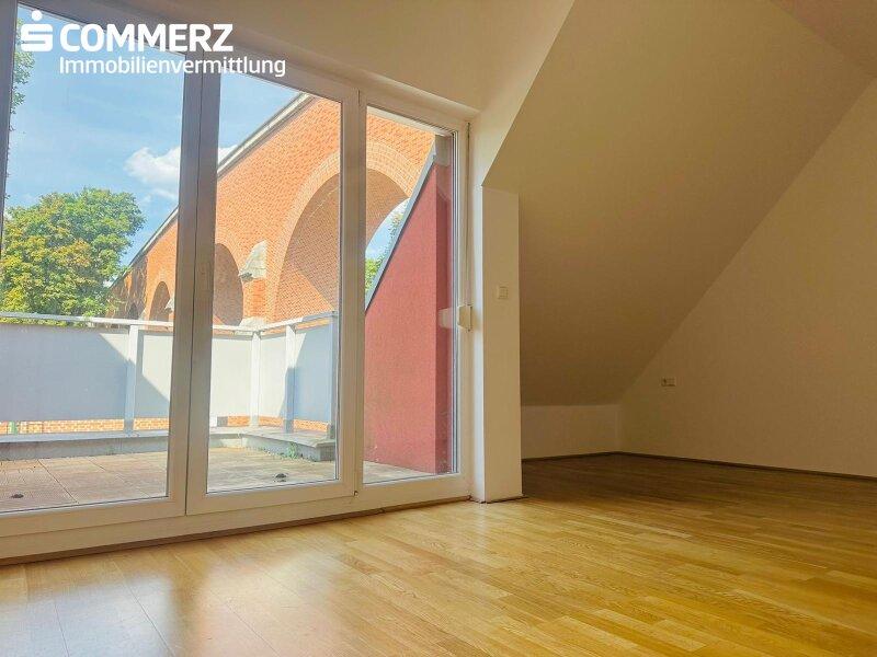 Groes Zimmer mit Nischenschrank und Terrasse