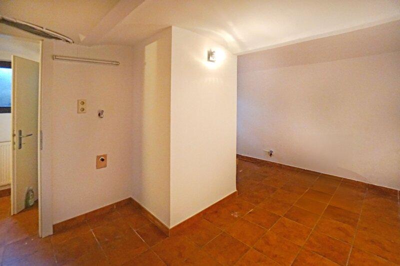 Keller mit Waschmaschinenanschluss