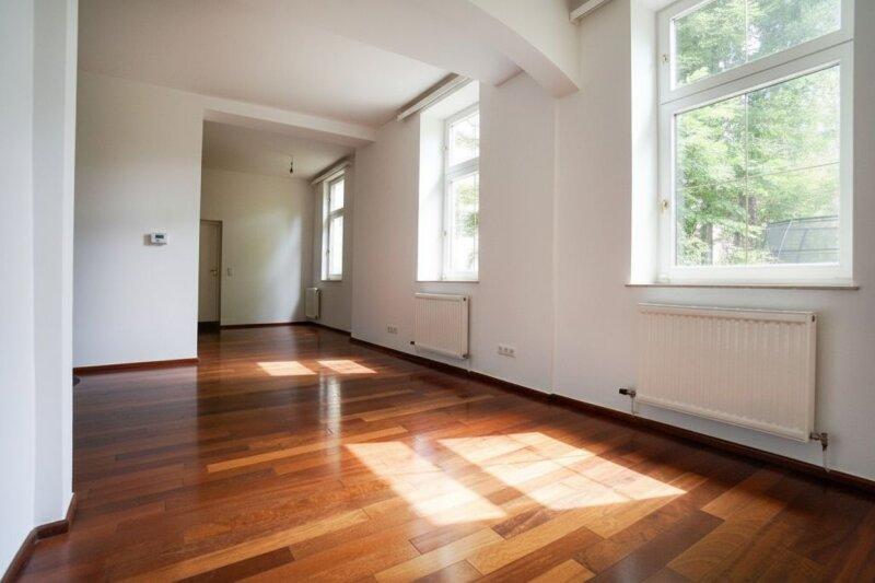 Wohnzimmer mit Fensterfront