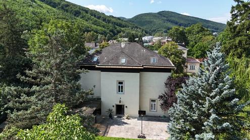 Mitten im Grünen & im Villenviertel: exklusive Gartenwohnung mit ca. 930m² Außenfläche, beheiztem Wintergarten, Pool, Luftwärmepumpe u.v.m.!