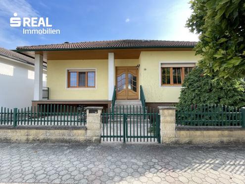 Großzügiges Einfamilienhaus mit Pool und großem Garten - Wohnen mit Komfort