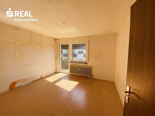 Sanierungsbedürftige 4-Zimmer-Wohnung mit zwei Balkonen in ruhiger Lage