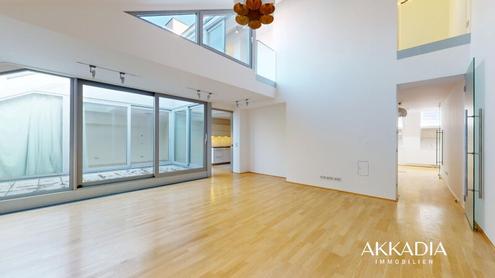 Helle Dachgeschosswohnung mit Terrassen und Blick auf die Karlskirche