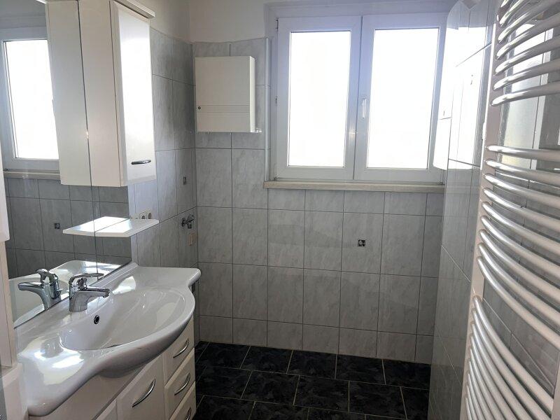 Badezimmer mit Dusche