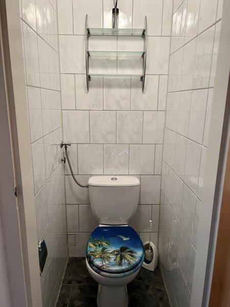 separates WC