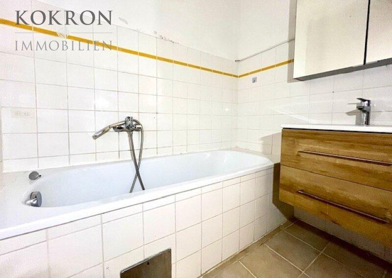 Bad mit Wanne, WC und Waschmaschinenanschluss