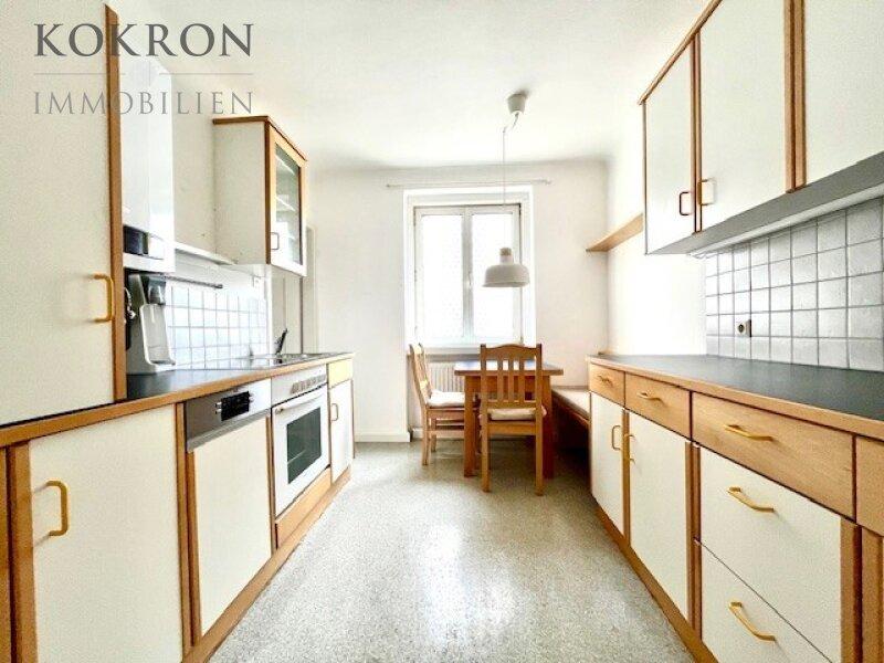 Kche mit Ess-Ecke und Fenster in den Innenhof