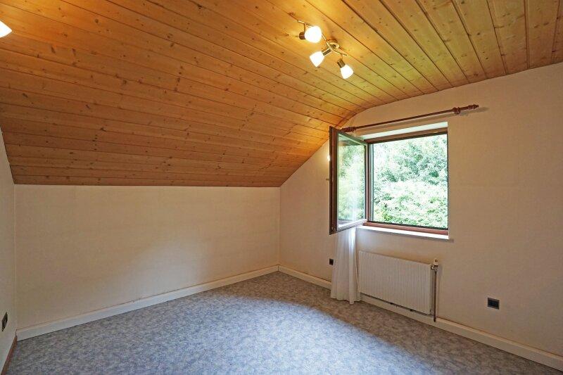 Nordostseitigeseitiges Zimmer im Dachgescho