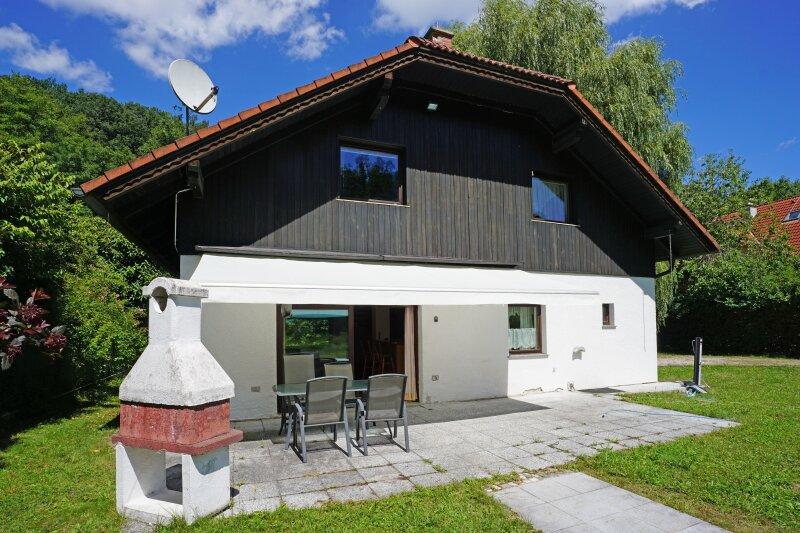 Sdwestseitige Hausansicht mit Terrasse mit elektr. Markise 