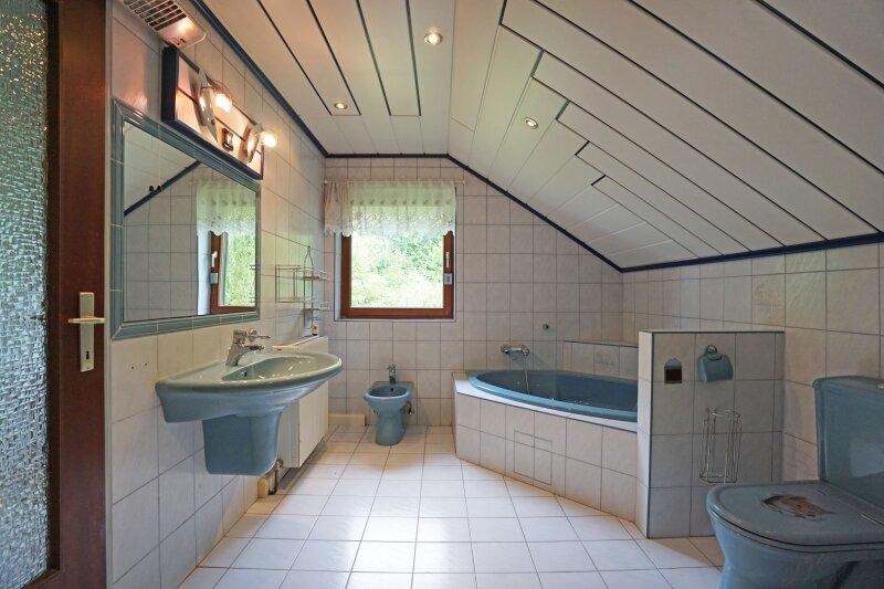 Familienbad mit Wanne, Dusche, WC, Bidet, Waschbecken und Wa