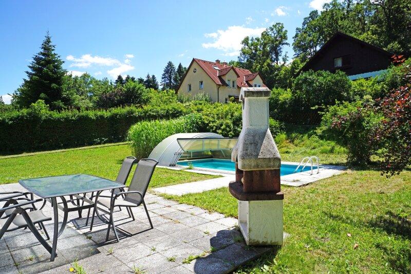 Gartenterrasse mit Grillkamin, Pool Richtung Sden