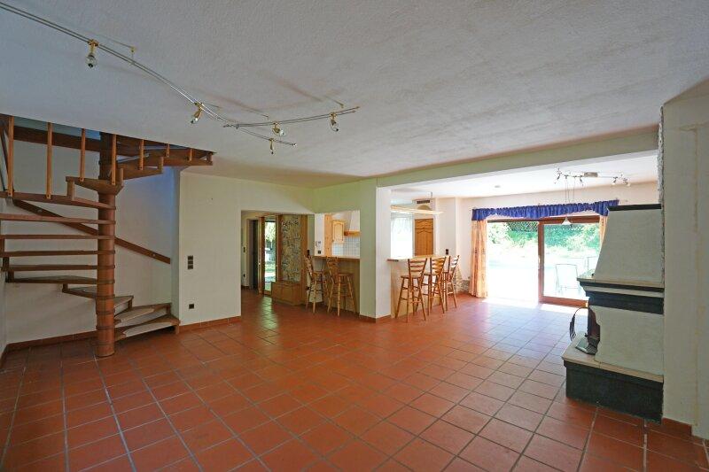 Wohnzimmer mit offener Kche und Terrassenausgang
