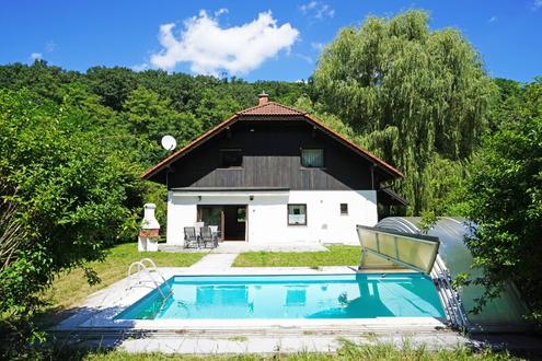 Familienidyll in Grnruhelage am Waldrand mit groem Garten, Schwimmbecken und Sauna