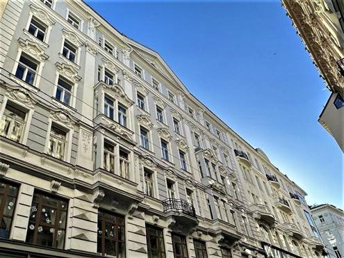 SPIEGELGASSE, GRABEN-NÄHE, 95 m2 Altbau mit Balkon, 2 Zimmer, Komplettküche, Wannenbad, Parketten, 4. Liftstock, Flügeltüren