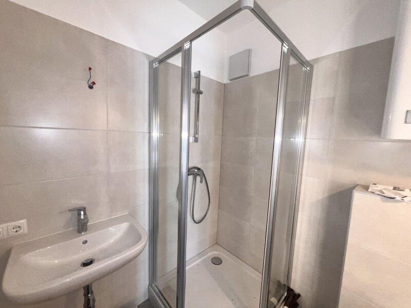 Badezimmer mit WC und Dusche