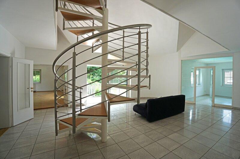 zentrale Halle mit Edelstahlwendeltreppe ins Dachgescho