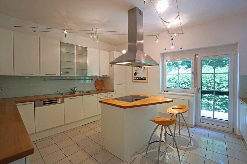 Dan Kche mit Kochinsel, Markeneinbaugerten und Ausgang in 