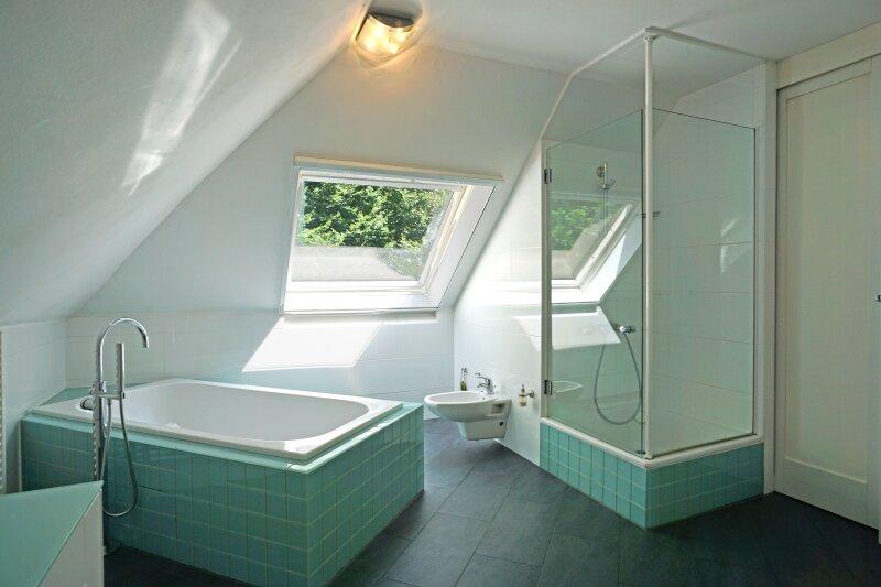 Familienbad mit groem Fenster, Doppelwaschbecken, Dusche, f