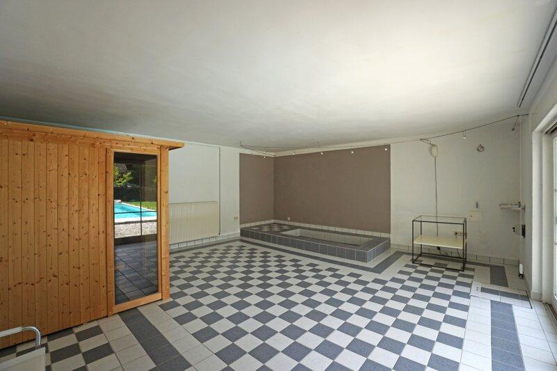 Wellness-/Fitness-Bereich mit Sauna, Tauchbecken und Ausgang