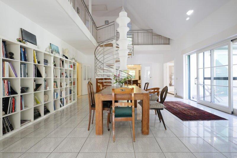 Zentrale Halle mit Edelstahlwendeltreppe ins Dachgescho