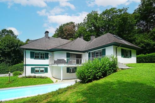 Reprsentative Villa mit Pool und Wellnessbereich in sonniger Waldrandruhelage