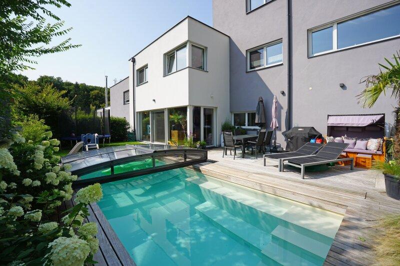 Poollandschaft und Garten