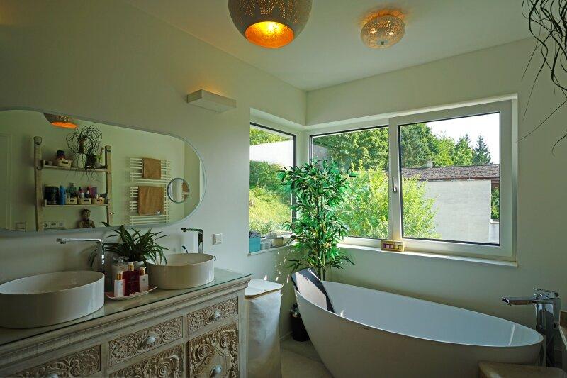 En-Suite-Bad mit freistehender Wanne und Waschtisch aus Mang