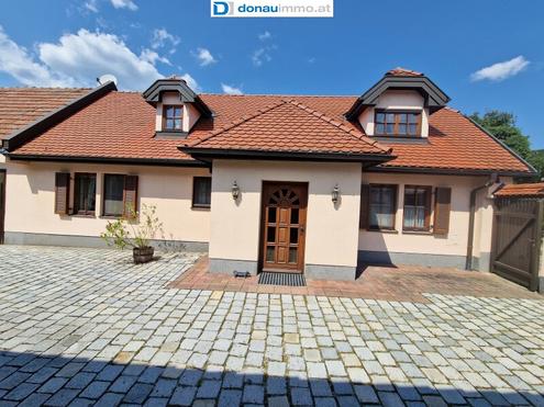 Ehemaliges Bauernhaus mit neuem Wohnbereich und großzügigen Nebengebäuden - perfekt für Pferdehaltung oder als Firmensitz