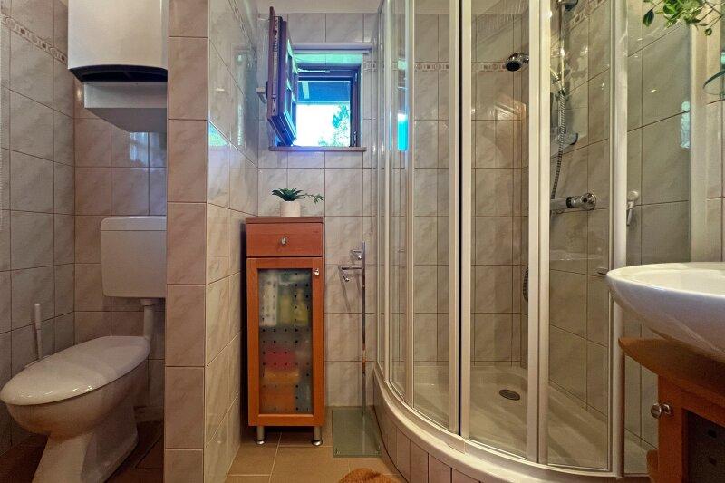 Duschbad und WC