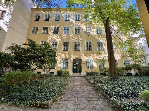 Sanierte Altbauwohnung - direkt hinterm Rathaus