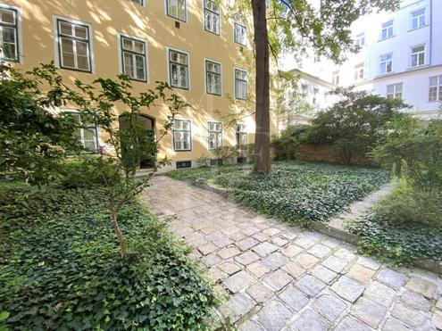 Wohnung in einem Biedermeierhaus in Bestlage