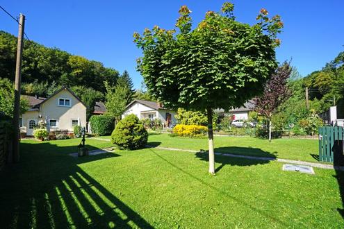 Baugrundstck in ruhiger, naturnaher Lage mit gepflegtem Holzhaus