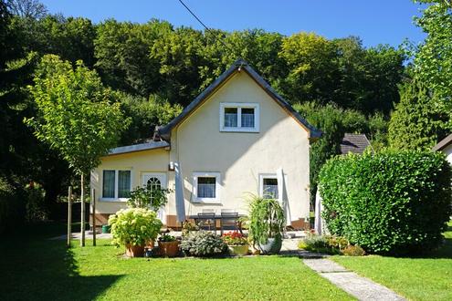 Reizvolles Holzhaus (gedmmt, verputzt) in ruhiger, naturnaher Lage - Neubaupotenzial!