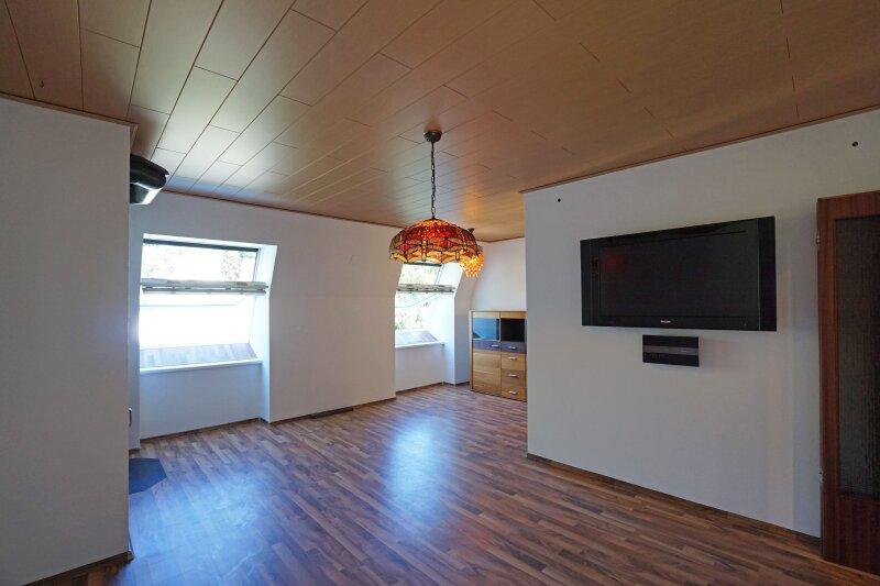 Wohnzimmer mit offener Kche und Schwedenofen