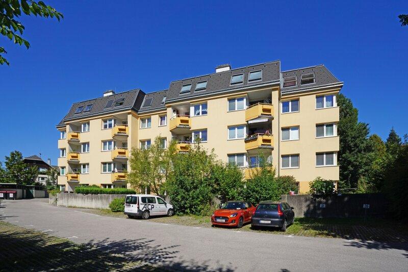 Hausansicht sdostseitig mit Parkplatz
