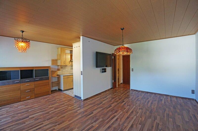Wohnzimmer mit offener Kche und Schwedenofen